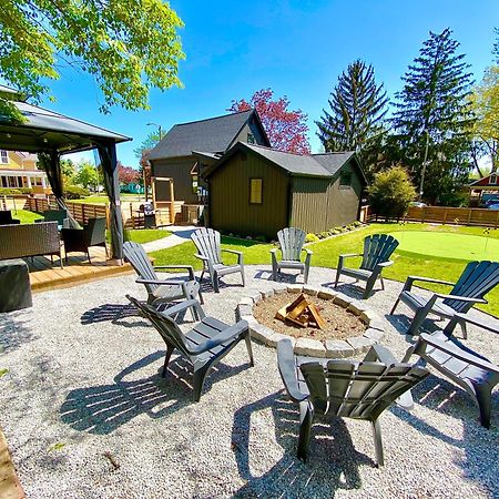 Stylish Downtown Kingsville Getaway With Putting Green, Firepit & Games Exterior photo
