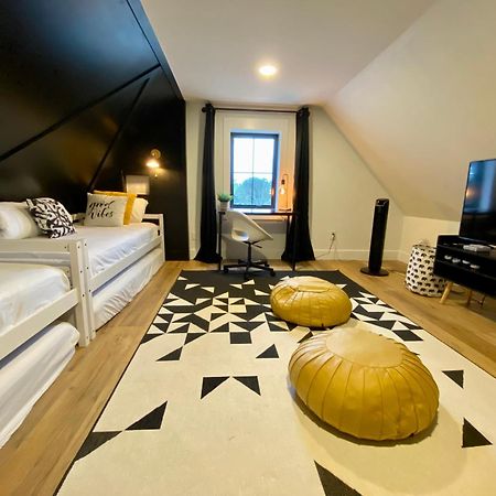 Stylish Downtown Kingsville Getaway With Putting Green, Firepit & Games Exterior photo