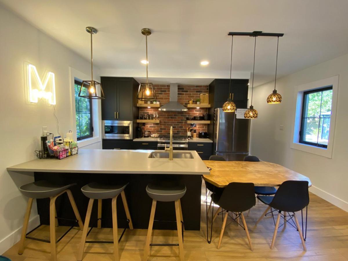 Stylish Downtown Kingsville Getaway With Putting Green, Firepit & Games Exterior photo