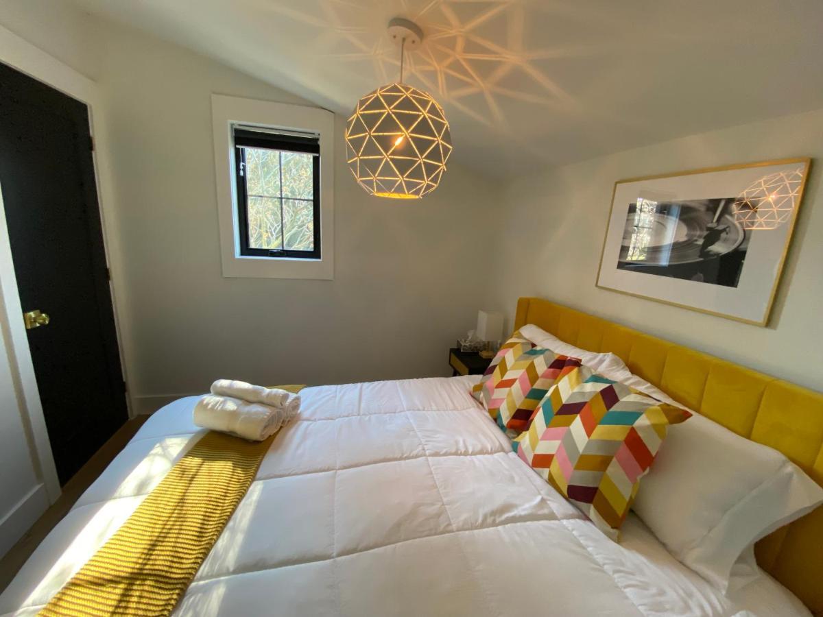 Stylish Downtown Kingsville Getaway With Putting Green, Firepit & Games Exterior photo