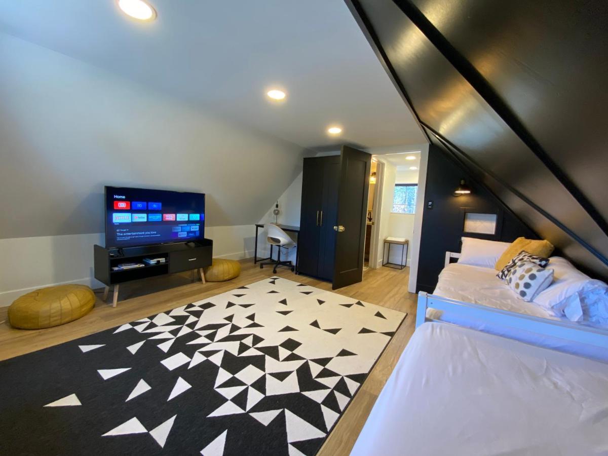 Stylish Downtown Kingsville Getaway With Putting Green, Firepit & Games Exterior photo