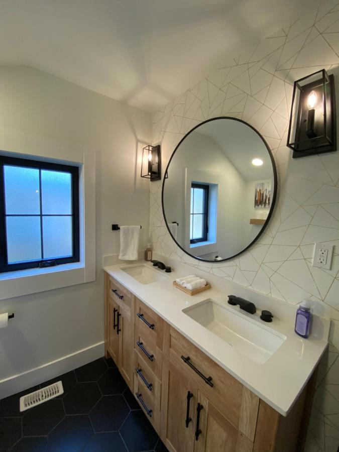 Stylish Downtown Kingsville Getaway With Putting Green, Firepit & Games Exterior photo