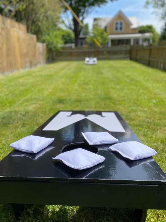 Stylish Downtown Kingsville Getaway With Putting Green, Firepit & Games Exterior photo