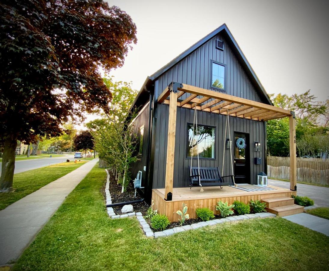 Stylish Downtown Kingsville Getaway With Putting Green, Firepit & Games Exterior photo