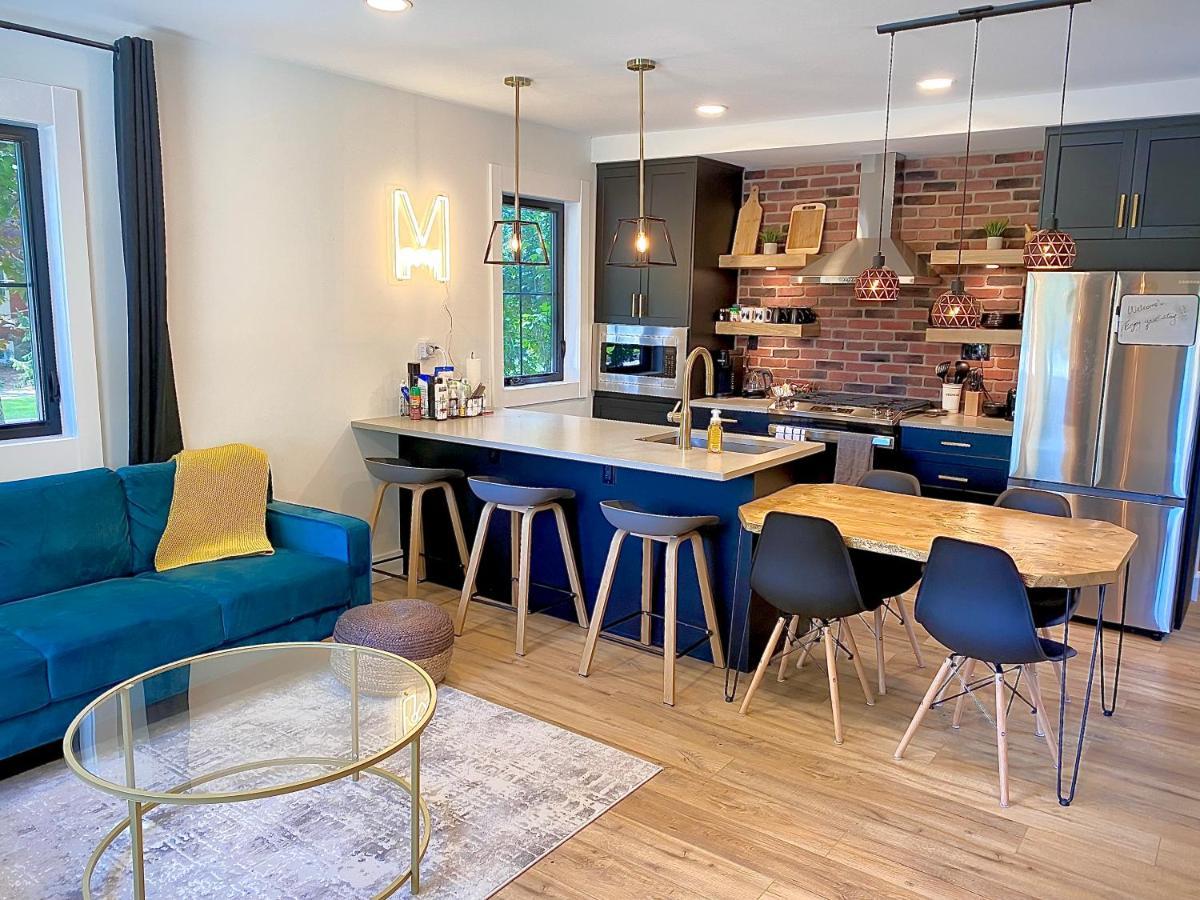 Stylish Downtown Kingsville Getaway With Putting Green, Firepit & Games Exterior photo