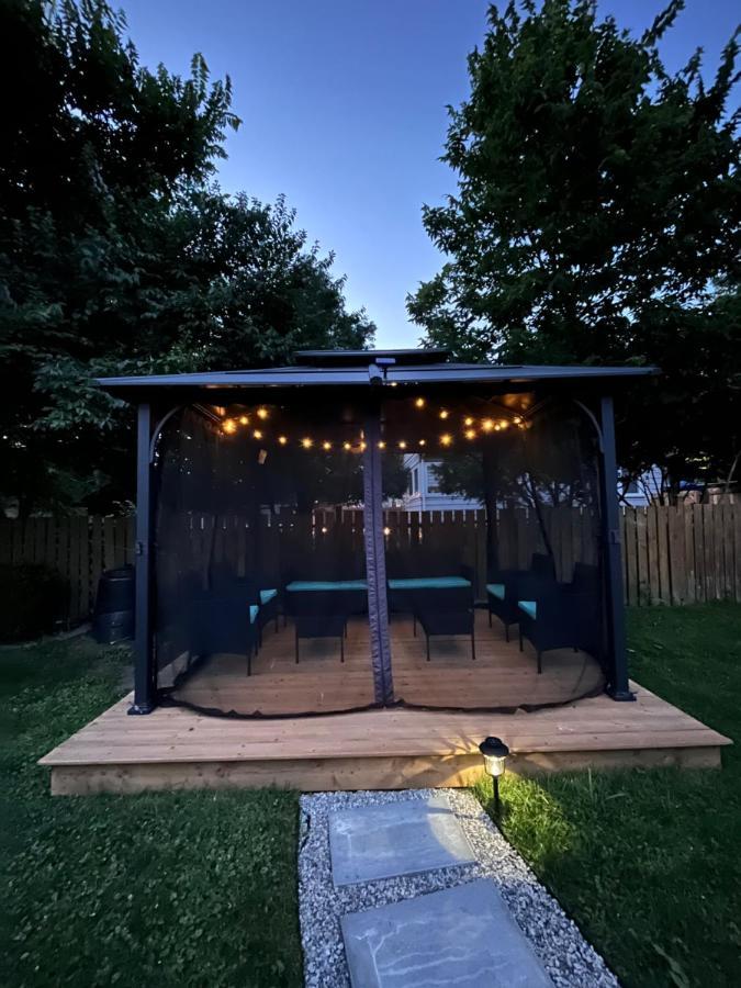 Stylish Downtown Kingsville Getaway With Putting Green, Firepit & Games Exterior photo
