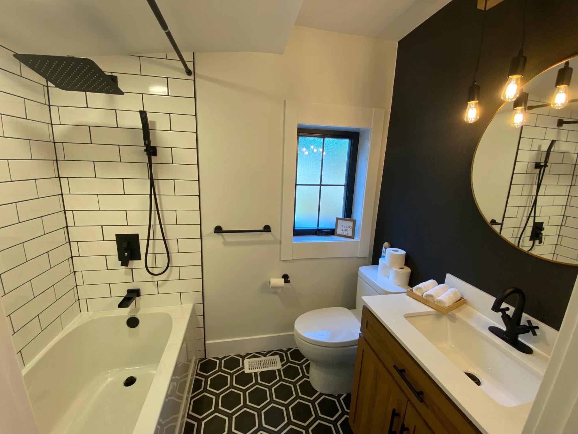 Stylish Downtown Kingsville Getaway With Putting Green, Firepit & Games Exterior photo