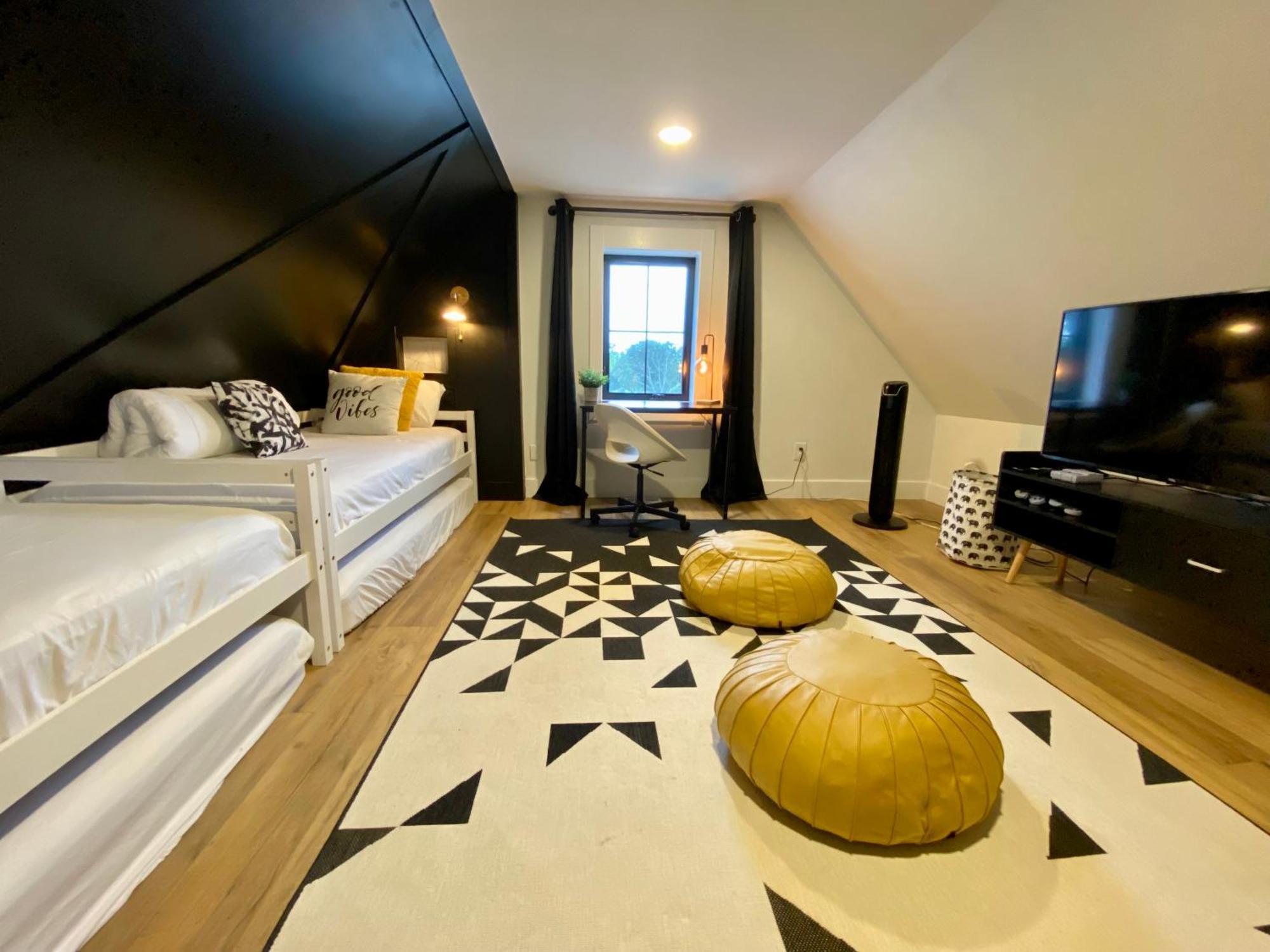 Stylish Downtown Kingsville Getaway With Putting Green, Firepit & Games Exterior photo